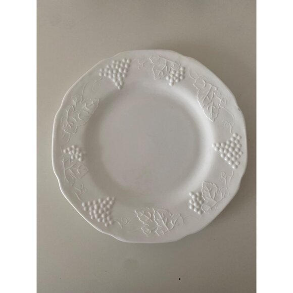 Dinner Plate Dish White Milk Glass Grapes Leaves Replacement 2 Vintage - Picture 3 of 8